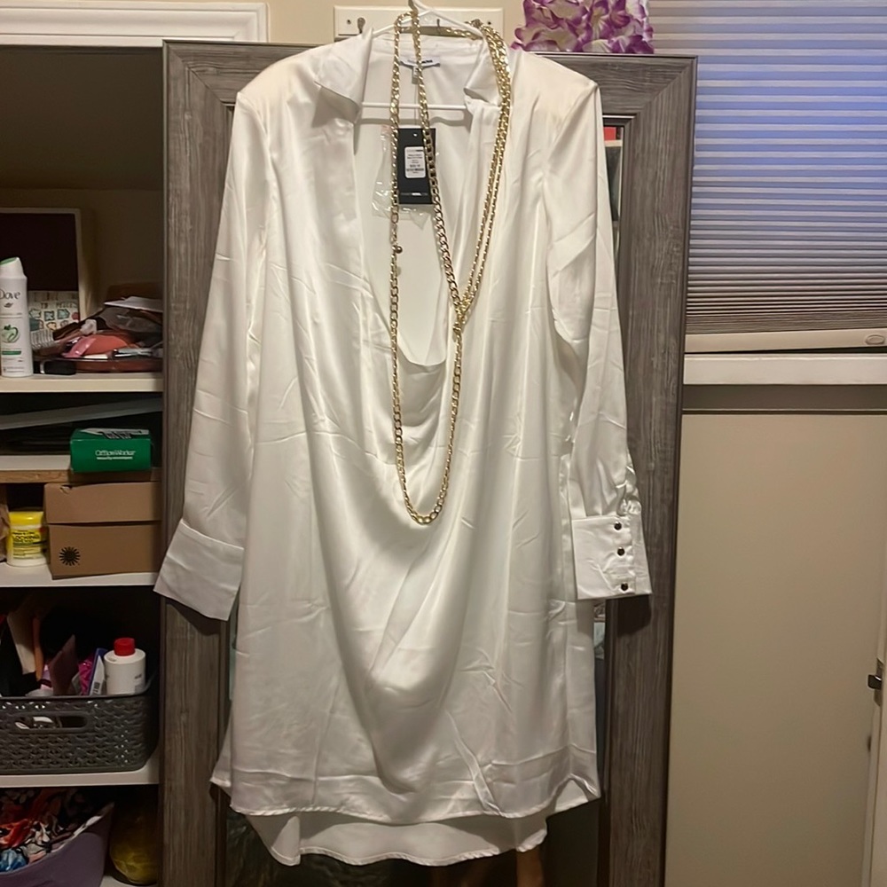 White fashion nova low-cut dress 1x with gold like chain